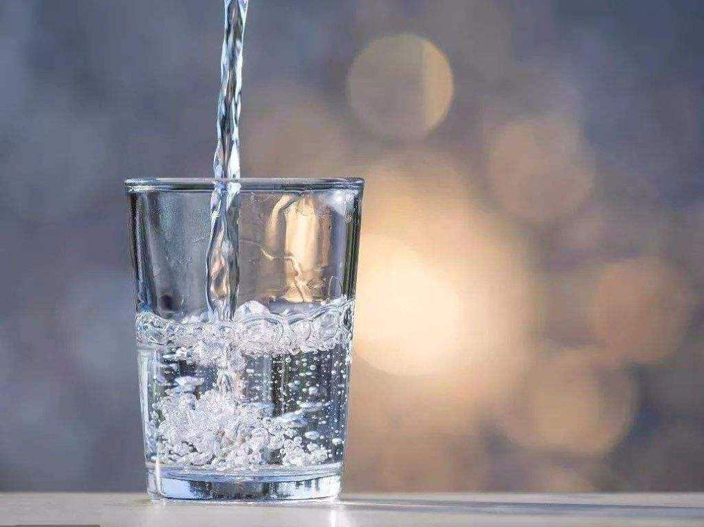 健身中補(bǔ)水你真的喝對了嗎？喝水還是運(yùn)動飲料？